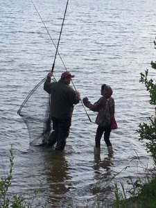 Een vrouw blijft een let op de roze