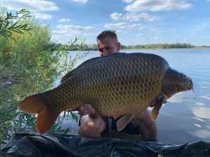 Kobus Weiss vangt nieuw meer record schub bij Fishing Adventure pond!