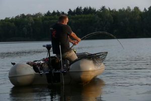 Vis binnen halen vanuit de boot